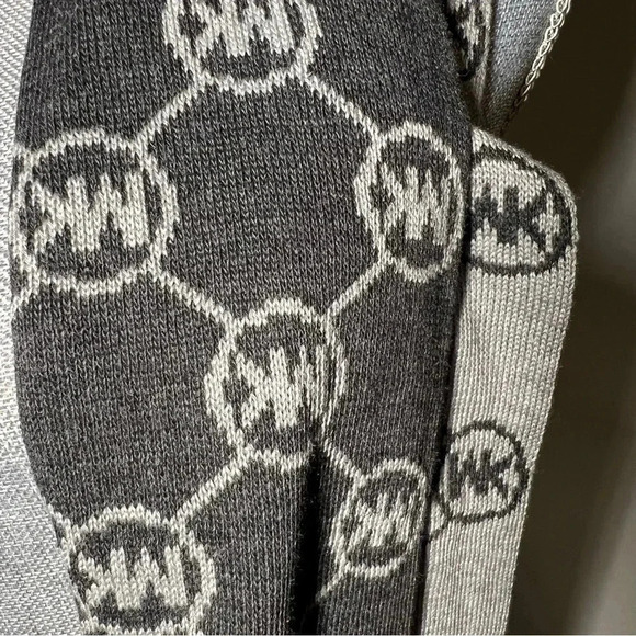 Michael Kors Reversible Scarf NWT - Picture 3 of 3